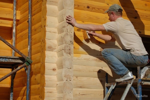 Покрытие лаком фасада деревянного дома