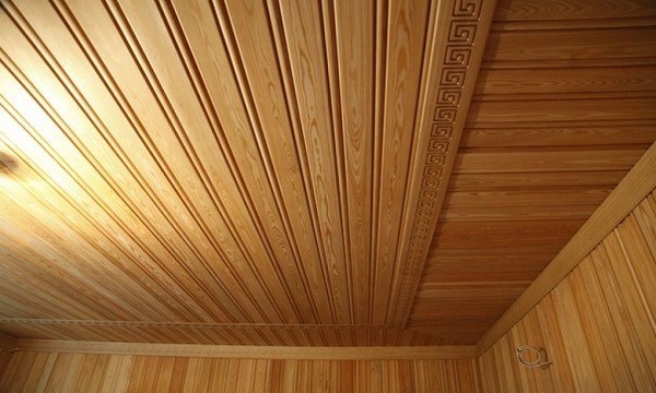 Обшивка потолка деревянного дома