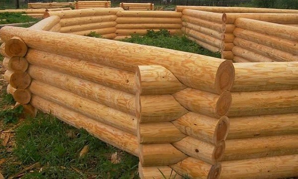 Бревенчатый сруб деревянного дома