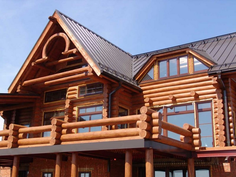 Постройка деревянного дома из оцилиндрованного бревна