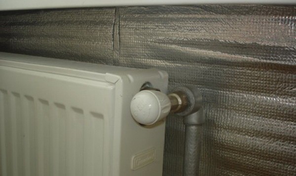 Для сохранения тепла за радиатор отопления можно установить фольгированный экран