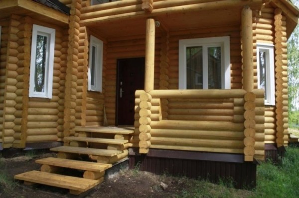 Крыльцо к деревянному дому