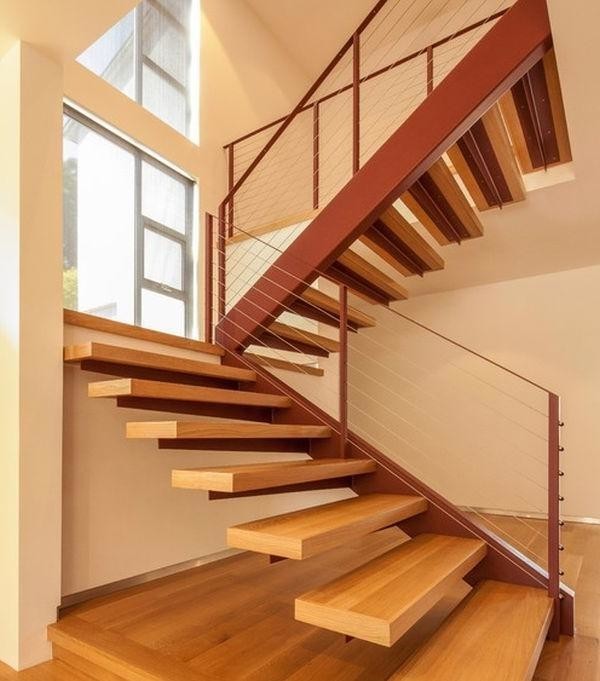 Деревянные ступени металлической лестницы