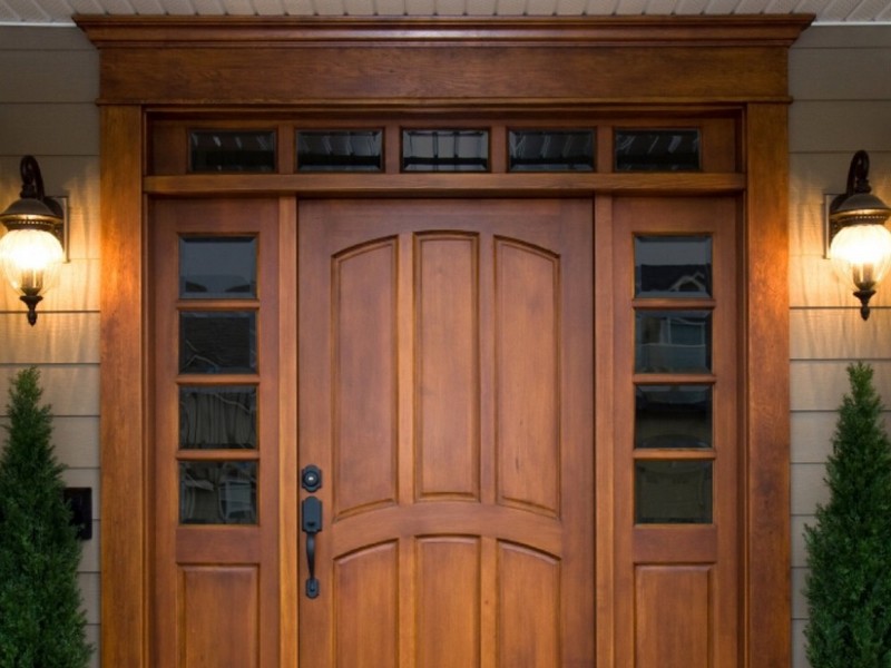 Как выбрать деревянные входные двери для частного дома?