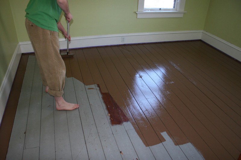 Несколько рекомендаций чем покрасить деревянный пол в доме