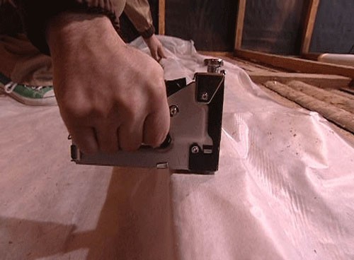 Для крепления пароизоляции можно использовать строительный степлер