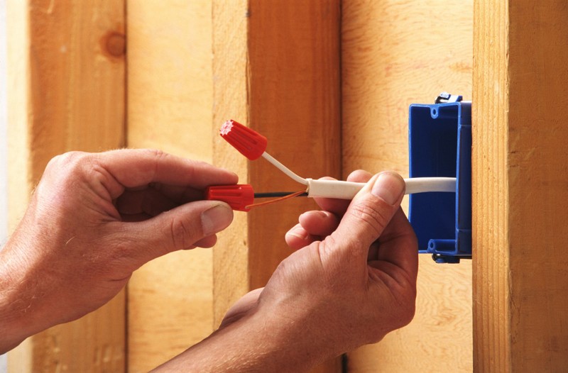 Как сделать скрытую проводку в деревянном доме