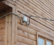 Как выполнить ввод электричества в деревянный дом