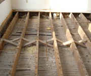 Как произвести замену деревянного пола на бетонный в квартире?